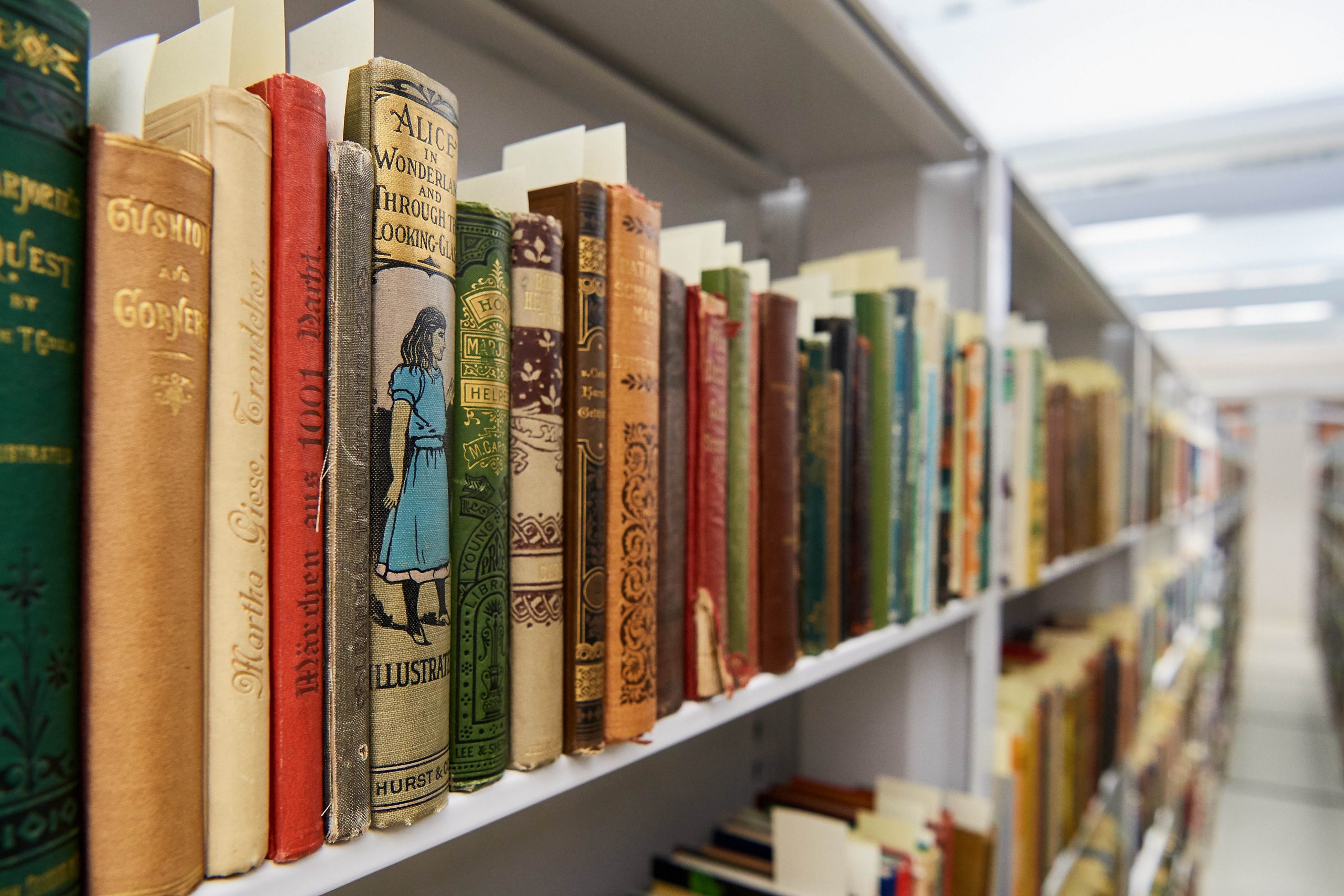 People engaged in conversation while viewing a presentation in the Visualization Studio